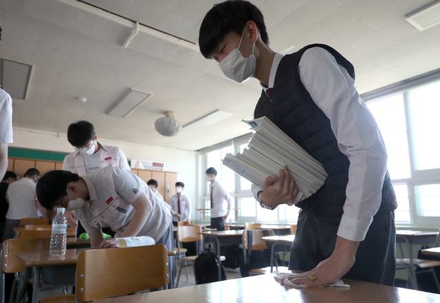 20일 경남 김해시 한 고등학교에서 3학년 학생들이 쉬는 시간에 자신의 책걸상을 청소하고 있다./김해=연합뉴스