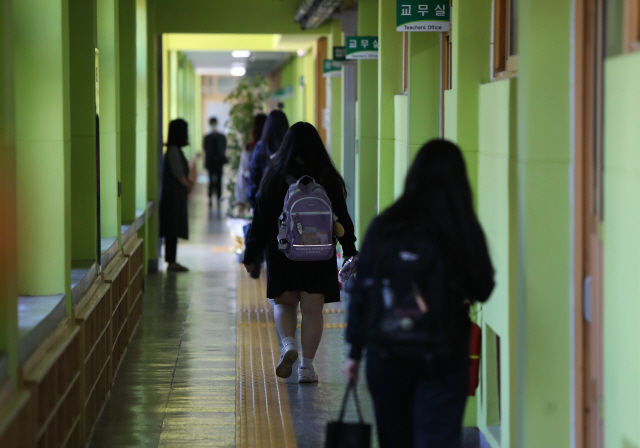 20일 오전 대구시 중구 경북여자고등학교에서 신종 코로나바이러스 감염증(코로나19)으로 개학이 80일 미뤄졌다가 이날 등교한 고3 학생들이 거리두기를 하며 줄지어 교실로 향하고 있다./대구=연합뉴스