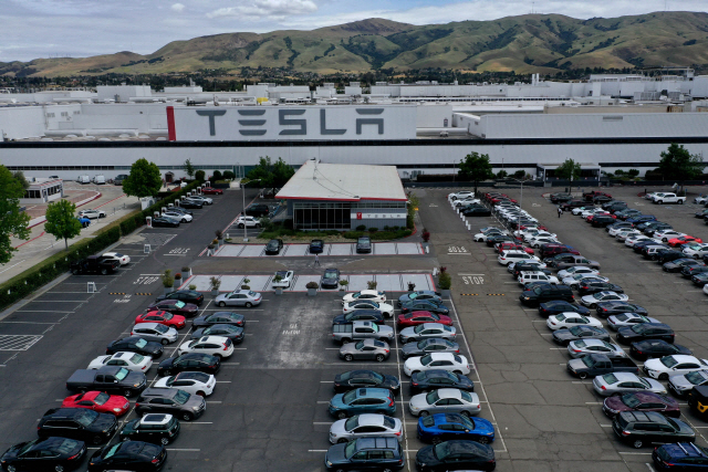 13일(현지시간) 미국 캘리포니아주의 테슬라 프레몬트 공장이 재가동되면서 주차장이 가득차있다./AFP연합뉴스