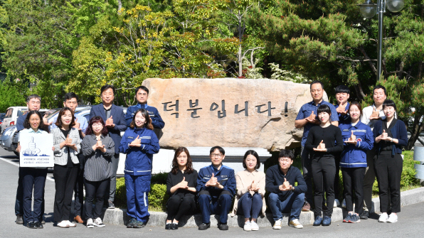 해군 군수사령부에서 함께 근무하는 군무원 부부 9쌍이 코로나19 극복을 위해 노력해준 의료진에게 감사와 존경을 표하며 덕분에 챌린지에 동참하고 있다. /사진제공=해군