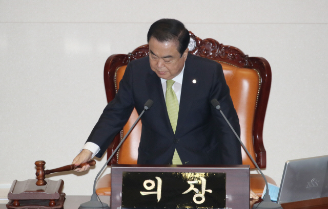 문희상 국회의장이 20일 오후 서울 여의도 국회에서 제20대 국회 마지막 본회의 개의 선언을 하고 있다. /연합뉴스