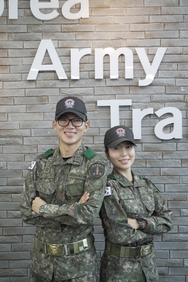 김현규(왼쪽)·김나영 상사 부부.   /사진제공=육군