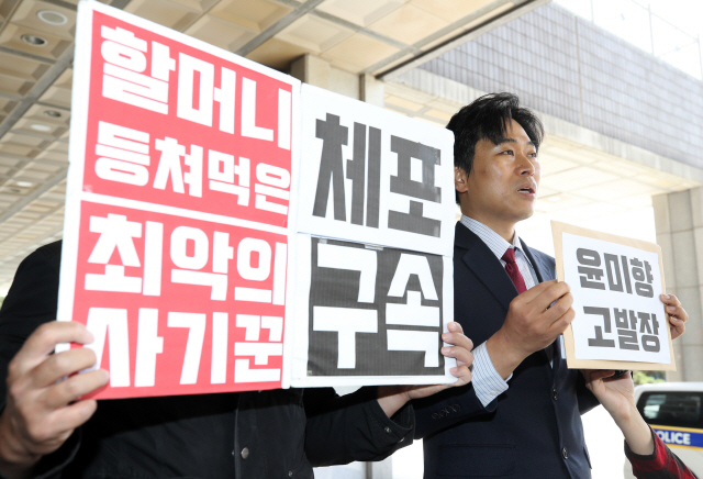 법치주의 바로 세우기 행동연대 이종배 대표가 20일 오전 더불어민주당 윤미향 당선인을 고발한다는 내용이 담긴 고발장을 접수하기 위해 서초구 서울중앙지검으로 들어가며 고발 취지를 설명하고 있다. /연합뉴스