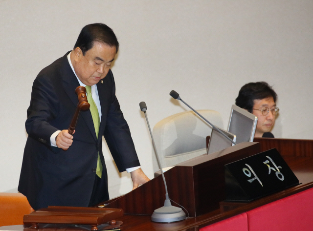 문희상 국회의장이 20일 국회 본회의장에서 제378회 국회(임시회) 제1차 본회의를 개의하고 있다. /연합뉴스