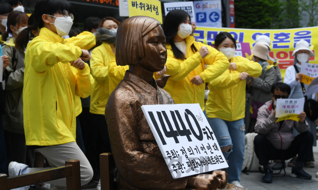 20일 오후 서울 종로구 옛 일본대사관 앞에서 정의기억연대 주최로 '제1440차 일본군 성노예제 문제해결을 위한 정기 수요시위'가 열리고 있다./오승현기자 2020.05.20