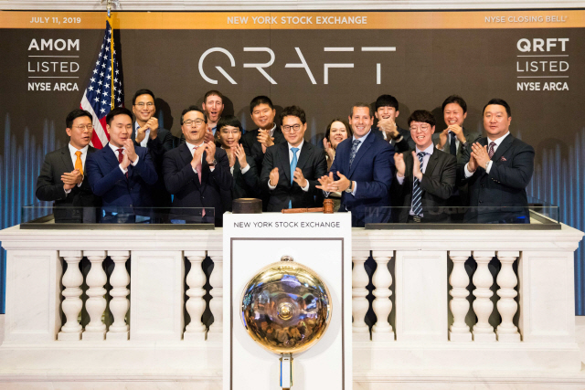김형식(앞줄 가운데) 크래프트 대표가 지난해 5월 뉴욕증권거래소 ETF상장 기념식에서 박수를 치고 있다.  /사진제공=크래프트