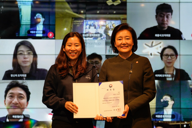 박영선(오른쪽) 중소벤처기업부 장관이 20일 서울 서초구 한화드림플러스 강남에서 열린 ‘2020년 컴업’ 조직위원회 출범식에서 김슬아 마켓컬리 대표에게 조직위원장 위촉장을 수여하고 기념사진을 찍고 있다. / 사진제공=중기부