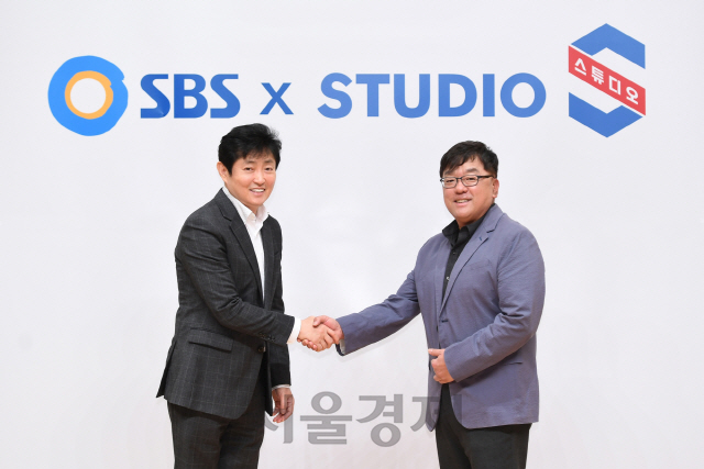 박정훈(왼쪽부터) SBS 사장과 한정환 스튜디오 S 신임 대표이사. /사진제공=SBS