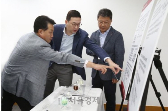 구광모(가운데) LG그룹 회장이 임원들에게 사업 관련 설명을 듣고 있다./서울경제 DB
