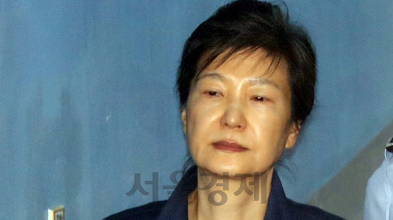[속보] 박근혜 ‘국정농단+특활비’ 파기환송심서 징역 35년 구형