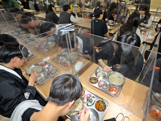 20일 오후 청주시 흥덕구 봉명고등학교 급식실에서 학생들이 칸막이가 설치된 식탁에서 밥을 먹고 있다. /청주=연합뉴스