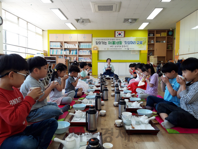 한국차문화협회 인천지부가 지난해 남동구 주원초등학교에서 연 다례교육에서 초등학생들이 수업을 받고 있다./사진제공=한국차문화협회