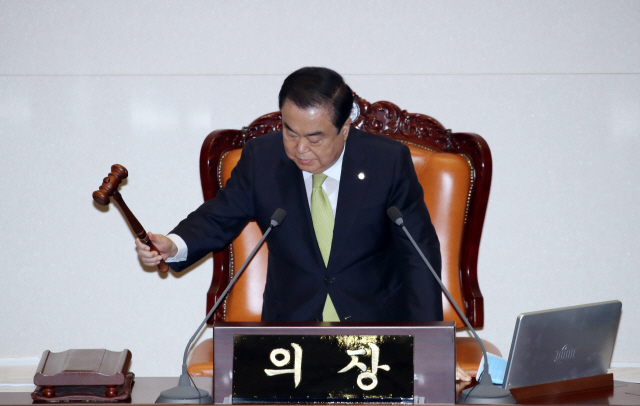 문희상 국회의장이 20일 오후 서울 여의도 국회에서 제20대 국회 마지막 본회의 개의 선언을 하고 있다. /연합뉴스