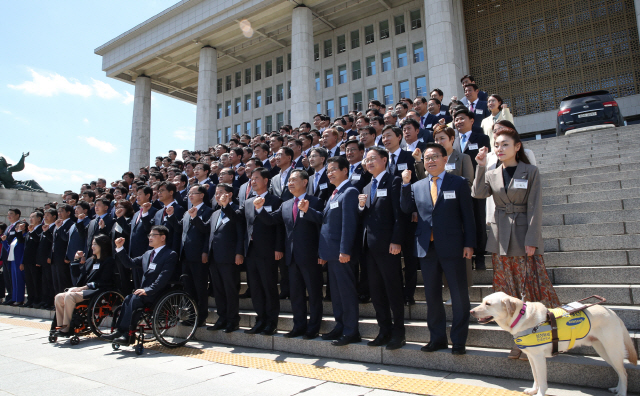 김예지 미래한국당 당선자 등 제21대 국회 초선의원들이 20일 오후 서울 여의도 국회 본청 앞 계단에서 기념촬영을 하고 있다. /연합뉴스