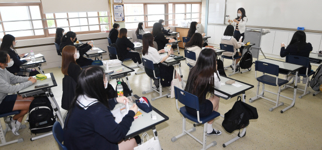 서울 한 고등학교에서 3학년 학생들의 등교수업이 이뤄지고 있다./연합뉴스