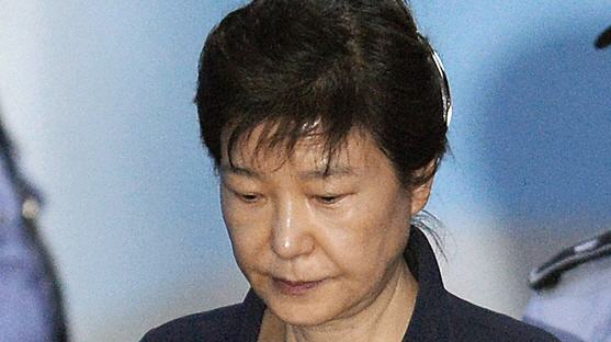 '피고인 박근혜에 징역 35년 내려달라'…법원의 판단은?