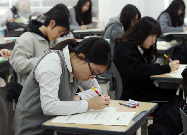 지난해 서울 한 고등학교에서 학생들이 전국연합학력평가를 치르고 있다./연합뉴스