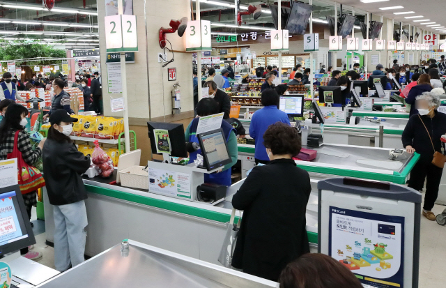 서울 시내의 한 대형마트를 찾은 시민들이 식료품과 생필품을 구매하고 있다. /연합뉴스