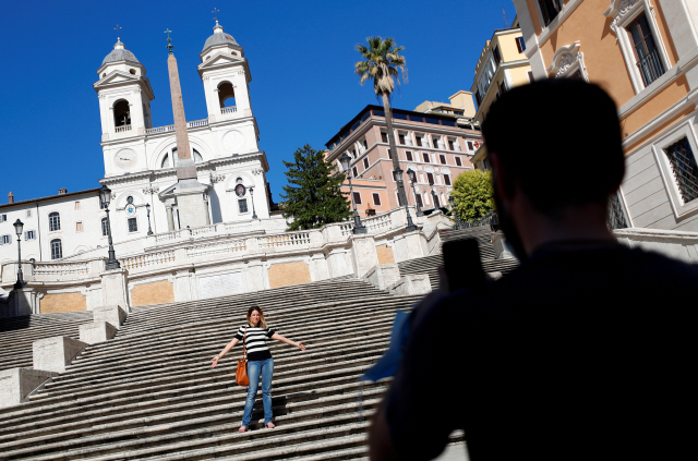 이탈리아가 신종 코로나바이러스 감염증(코로나19) 봉쇄 완화 조치를 시작한 가운데 7일(현지시간) 로마의 관광명소 스페인 계단에서 한 여성이 사진을 찍으려 포즈를 취하고 있다./로마=로이터연합뉴스