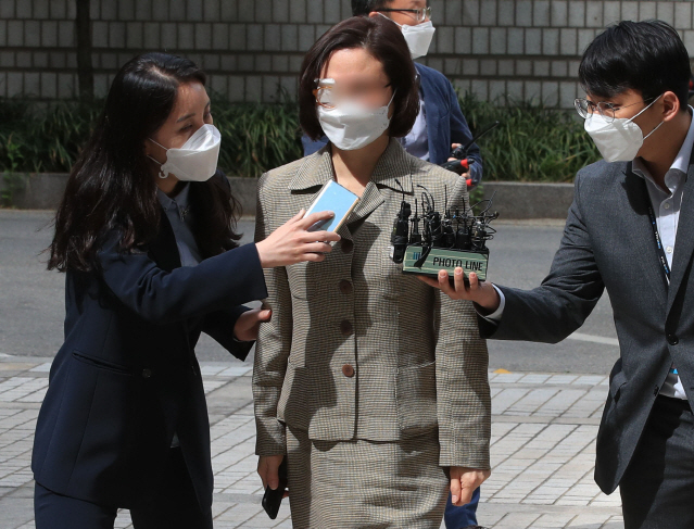 재판부 '정경심 컴퓨터에 왜 표창장 파일 있나'…변호인 '모르는 사이 백업된 듯'