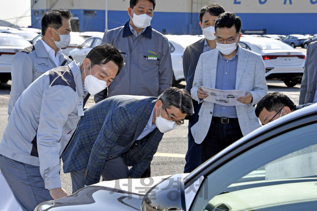 지난 20일 기아차 최대 수출부두인 평택항을 찾은 송호성(가운데) 기아자동차 사장이 직원들과 함께 수출차량의 품질을 점검하고 있다./사진제공=기아차