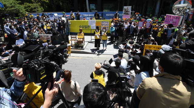 정의기억연대의 후원금 의혹이 연일 제기되는 가운데 지난 13일 서울 종로구 옛 일본대사관 앞에서 열린 일본군 위안부 문제 해결을 촉구하는 수요시위가 취재진과 참석자들로 북적이고 있다.    /성형주기자