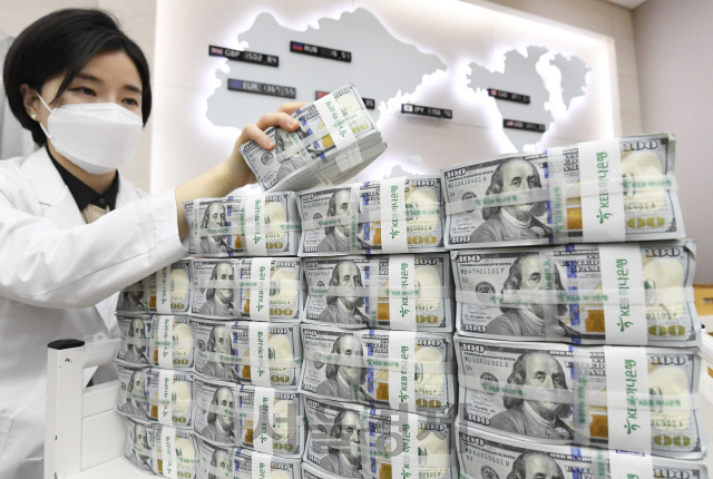 서울 명동 KEB하나은행 직원이 달러를 정리하고 있다. /이호재기자