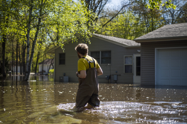 20일(현지시간) 미국 미시간주 미들랜드에 자리한 집들이 홍수로 물에 잠겨 있다. /미들랜드=AP연합뉴스