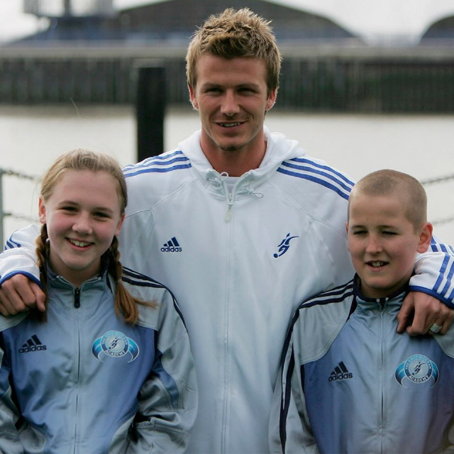 2005년 우상 데이비드 베컴(가운데)과 기념사진을 찍은 케인. 왼쪽은 같은 축구부 친구 케이티 굿랜드다. /출처=페이스북