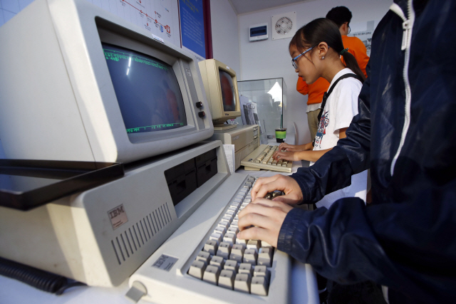 어린이들이 구형 컴퓨터를 사용해보고 있다./연합뉴스