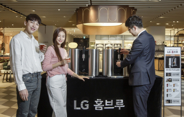 LG전자는 프리미엄 캡슐맥주제조기 ‘LG 홈브루(LG HomeBrew)’에서 갓 뽑아낸 수제맥주를 시음하는 이벤트를 LG 베스트샵과 백화점 등에서 진행한다고 22일 밝혔다. /사진제공=LG전자