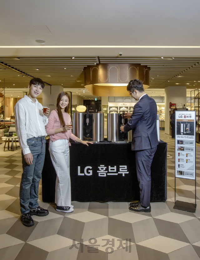 LG전자는 프리미엄 캡슐맥주제조기 ‘LG 홈브루(LG HomeBrew)’에서 갓 뽑아낸 수제맥주를 시음하는 이벤트를 LG 베스트샵과 백화점 등에서 진행한다고 22일 밝혔다. /사진제공=LG전자