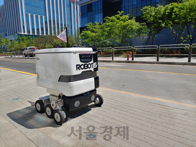 로봇솔루션 기업 로보티즈의 ‘실외 자율주행로봇’이 서울 강서구 마곡 일대를 주행하고 있다. /권경원기자
