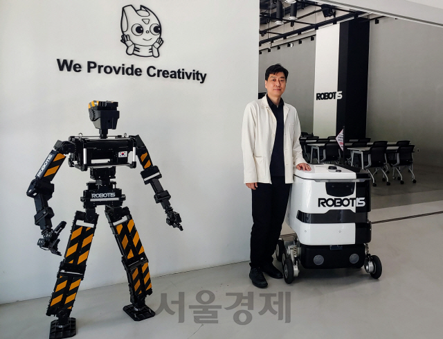 김병수 로보티즈 대표가 서울 강서구 마곡 로보티즈 사옥에서 ‘실외 자율주행 로봇’을 소개하고 있다./권경원기자