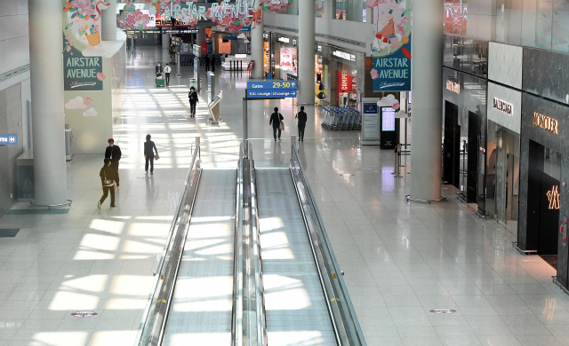코로나19 여파로 한산한 인천국제공항 1여객터미널 면세점 모습