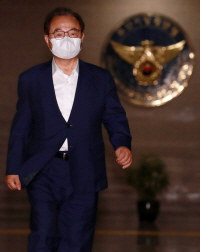 오거돈 전 부산시장이 22일 오후10시 부산경찰청에서 조사를 마친 뒤 청사를 나서고 있다. /연합뉴스