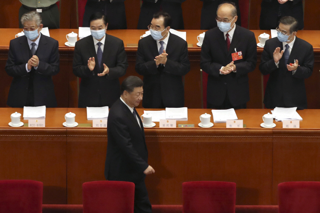 중국 전국인민대표대회 제13기 13차 회의가 22일 오전 베이징 인민대회당에서 개막한 가운데 시진핑 국가주석이 전인대 대표단의 기립박수를 받으며 입장하고 있다.   /베이징=AP연합뉴스