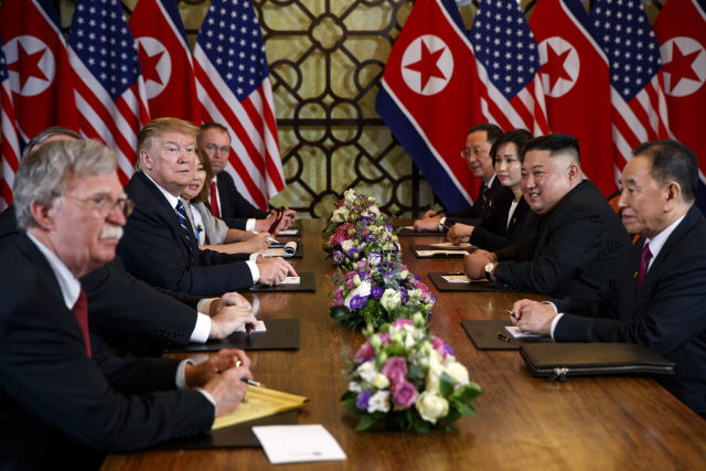 도널드 트럼프 미국 대통령과 김정은 북한 국무위원장이 2019년 2월 28일 하노이에서 북미 확대 정상회담에 임하고 있다./AP연합뉴스