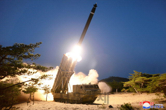 지난 3월 말 북한의 초대형 방사포 시험 사격 장면을 조선중앙통신이 공개했다./연합뉴스
