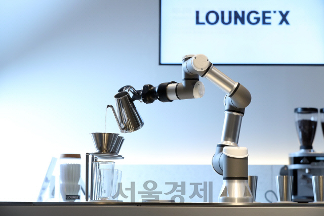 서울 강남에 위치한 카페 ‘라운지엑스’에서 바리스타 로봇 ‘바리스’가 핸드드립 커피를 만들고 있다./사진제공=라운지랩
