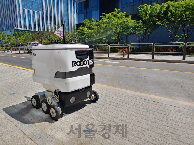 로보티즈의 실외 자율주행 로봇이 서울 강서구 마곡 일대를 돌아다니고 있다./권경원기자
