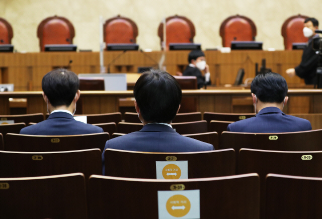 지난 21일 서울 서초구 대법원 대법정 방청석에 방청객들이 앉아 있다. /연합뉴스