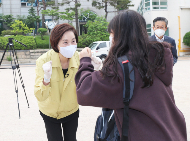 유은혜(왼쪽) 사회부총리 겸 교육부 장관이 지난 22일 서울 종로구 덕성여고를 찾아 학생과 인사하고 있다. /교육부 제공