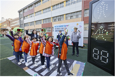 2019년도 도로교통공단 스쿨존 교통사고 제로(ZERO) 캠페인 행사에서   어린이들이 교통안전교육을 받고 있다./사진=도로교통공단