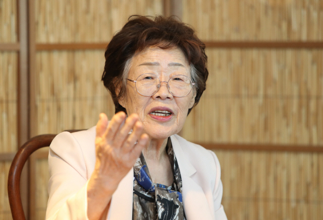지난 7일 일본군 ‘위안부’ 피해 생존자인 이용수 할머니가 대구시 남구 한 찻집에서 열린 기자회견에서 수요집회를 없애야 한다고 주장하며 관련단체를 비난하고 있다./연합뉴스