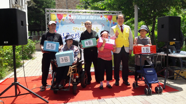 인천도시공사의 사회공헌활동인 ‘생동감 프로젝트’ 일환으로 진행된 괭이부리 입주민 한마당에 참가한 주민들이 기념촬영을 하고 있다. /사진제공=인천도시공사