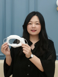 조성연 대전 청각장애인 생애지원센터 대표가 자원봉사자들과 함께 만든 입 모양이 보이는 투명 마스크를 소개하고 있다. /사진제공=청각장애인센터