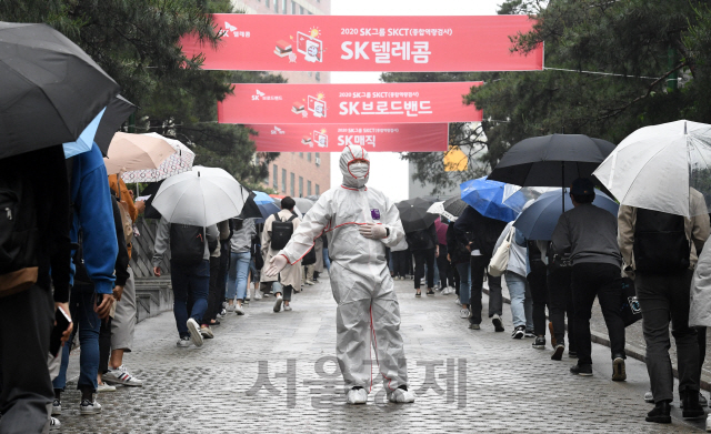 24일 서울 성북구 서경대학교에서 열린 SK 그룹 상반기 공채 SKCT(인적성 시험)에서 방호복을 입은 관계자가 응시생들을 안내하고 있다./성형주기자 2020.05.24