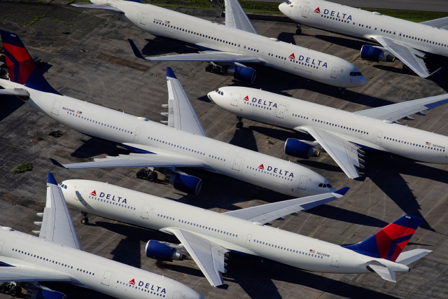 코로나19로 발이 묶인 미국 델타항공의 여객기들이 앨라배마주 버밍엄셔틀즈워스 국제공항에 멈춰 서 있다. /버밍엄=로이터연합뉴스