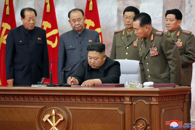 北김정은, '핵무기 개발' 리병철 전격 승진